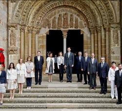 Los Príncipes de Asturias con los consejeros y el presidente del Gobierno de Navarra, Miguel Sanz, en el pórtico del Monasterio de Leyre