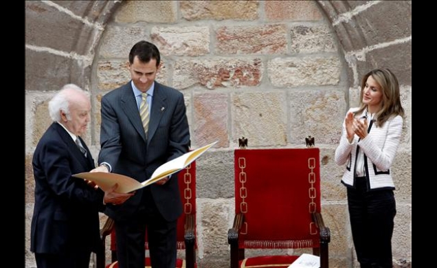 Don Felipe, junto a la princesa de Asturias, hace entrega al músico y compositor Agustín González Acil, del Premio Príncipe de Viana de la Cultura 200