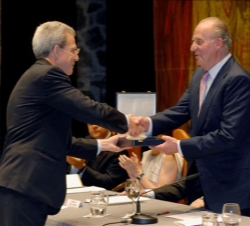 Don Juan Carlos entrega el premio al presidente de la Fundación César Manrique, José Juan Ramírez