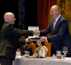 Don Juan Carlos entrega el premio al director del Festival de Almagro, Emilio Hernández