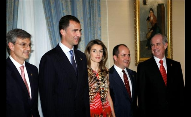 Los Príncipes de Asturias junto a los miembros de los Patronatos de la Fundación Príncipe de Asturias