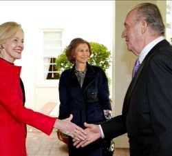 Don Juan Carlos, en presencia de Doña Sofía, saluda a la gobernadora general de Australia, Quentin Bryce