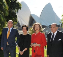 Sus Majestades los Reyes son recibidos por la gobernadora del Estado australiano de Nueva Gales del Sur, Marie Bashir, y su esposo, Sir Nicholas Sheha