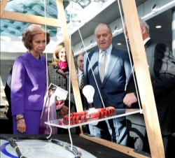 Don Juan Carlos y Doña Sofía, durante su visita a una exposición sobre proyectos de investigación de la Universidad de Auckland