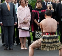 Sus Majestades durante la ceremonia de bienvenida maorí