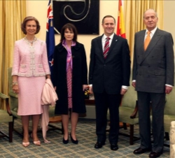 Don Juan Carlos y Doña Sofía, con el primer ministro, John Key, y su esposa, Bronagh Key, en el Parlamento