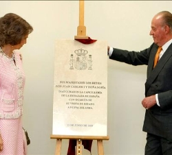 Los Reyes descubren una placa conmemorativa de la inauguración de la sede de la Cancillería de la Embajada de España en Nueva Zelanda
