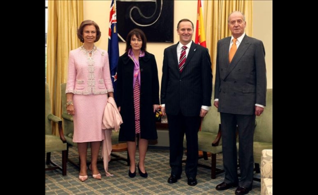 Don Juan Carlos y Doña Sofía, con el primer ministro, John Key, y su esposa, Bronagh Key, en el Parlamento