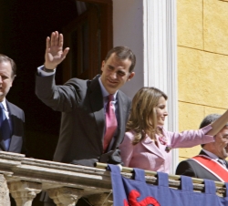 Los Príncipes, saludan a los numerosos turolenses que les ofrecieron una cariñosa bienvenida, junto al presidente del Gobierno de Aragón y el alcalde 
