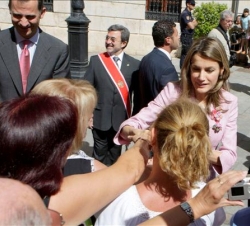 Don Felipe y Doña Letizia saludan a la multitud congregada a su llegada