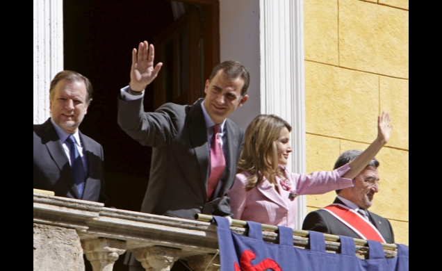 Los Príncipes, saludan a los numerosos turolenses que les ofrecieron una cariñosa bienvenida, junto al presidente del Gobierno de Aragón y el alcalde 