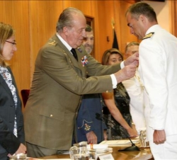 Don Juan Carlos coloca una insignia al capitán de corbeta Antonio González, número uno de su promoción