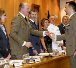 Su Majestad el Rey entrega el diploma al comandante del ejército de Tierra italiano, Vicenzo Spano