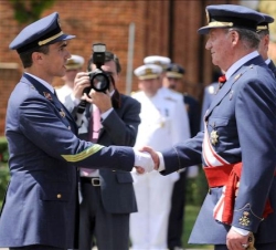 Don Juan Carlos saluda al sargento Luis Francisco Quiñones Gutiérrez, número uno del Cuerpo General del Ejército del Aire