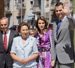 Los Príncipes, recibidos a su llegada por la Infanta Doña Margarita y su esposo, Carlos Zurita
