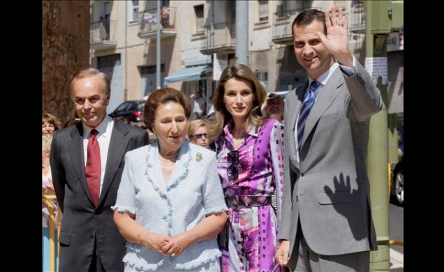 Los Príncipes, recibidos a su llegada por la Infanta Doña Margarita y su esposo, Carlos Zurita