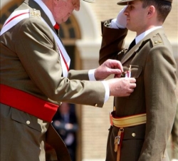 Don Juan Carlos condecora al teniente David Bardají
