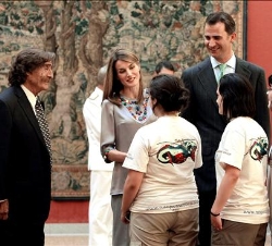 Los Príncipes de Asturias, junto a director de la Ruta Quetzal, Miguel de la Quadra Salcedo, saludan a los jóvenes participantes en la expedición