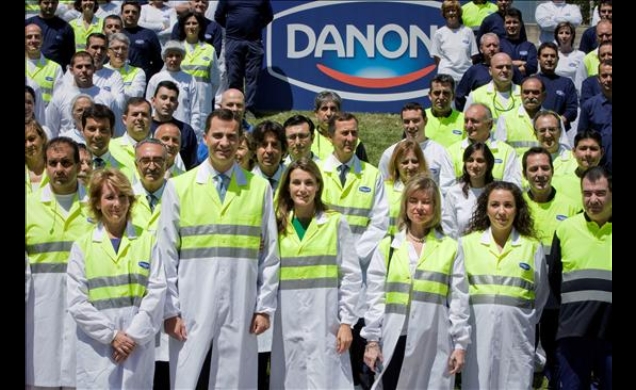 Fotografía de grupo con los trabajadores de Danone
