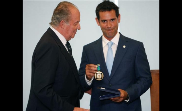 Don Juan Carlos hace entrega de la Orden al Mérito Deportivo al regatista Fernando Echávarri