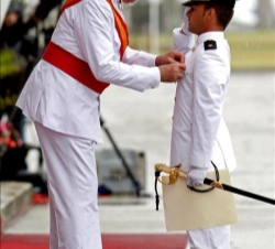 Don Juan Carlos condecora al alférez de Infantería de Marina número uno de la Promoción