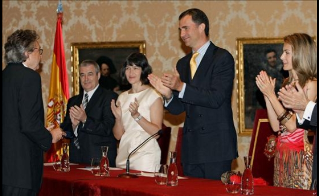 Los Príncipes, la ministra de Cultura y el director general de Bellas Artes y Bienes Culturales aplauden a Antoni Muntadas, tras recibir el galardón d