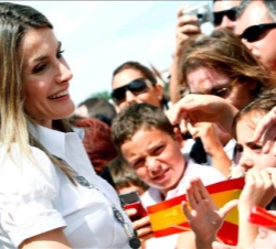 Doña Letizia saluda al numeroso público que acudió a recibir a los Príncipes