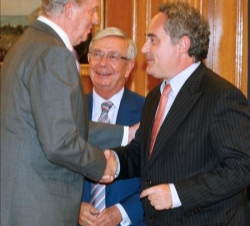 Don Juan Carlos recibe el saludo de Ferrán Adriá, en presencia del presidente de la Real Academia Española de Gastronomía