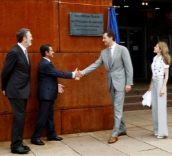 Don Felipe, tras descubrir una placa conmemorativa, recibe el saludo del presidente de Cantabria, en presencia de Doña Letizia
