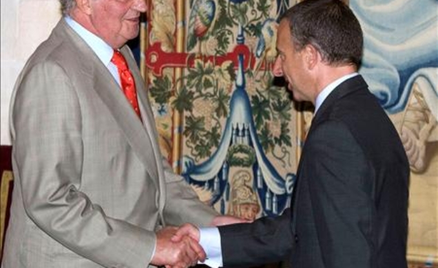 Don Juan Carlos recibe el saludo del alcalde de Calvià, Carlos Delgado Truyls