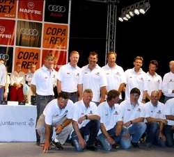 Don Juan Carlos y Don Felipe, con la tripulación del Alfa Romeo, vencedor en la clase IRC