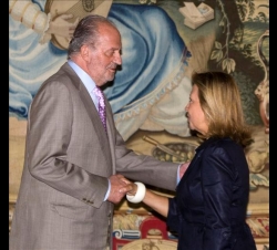 Don Juan Carlos recibe el saludo de la presidenta del Parlamento Balear, María Antonia Munar