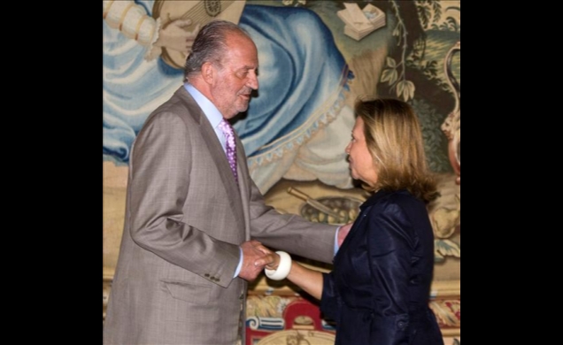 Don Juan Carlos recibe el saludo de la presidenta del Parlamento Balear, María Antonia Munar