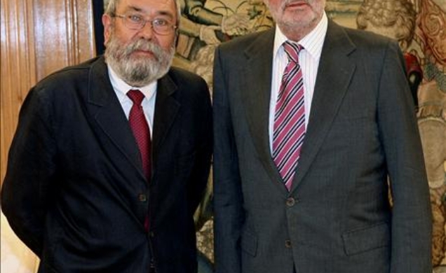 Don Juan Carlos con el secretario general de UGT, Cándido Méndez