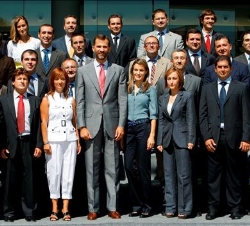 Fotografía de grupo con los representantes de las empresas instaladas en el Parc Científic