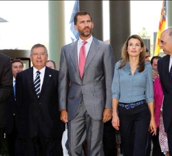Don Felipe y Doña Letizia, con el presidente de la Generalitat Valenciana, el rector de la Universidad de Valencia y el delegado del Gobierno en la Co