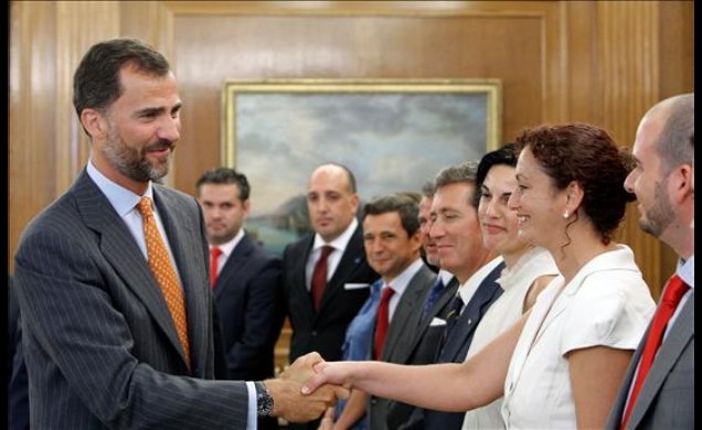 El Príncipe conversa con los miembros de AJE Málaga durante la audiencia