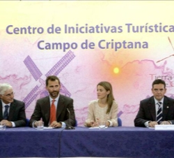 Sus Altezas Reales, con el presidente de la Junta de Comunidades de Castilla-La Mancha y el alcalde de Campo de Criptana, en el Centro de Iniciativas 
