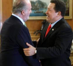 Saludo entre Don Juan Carlos y el Presidente Chávez