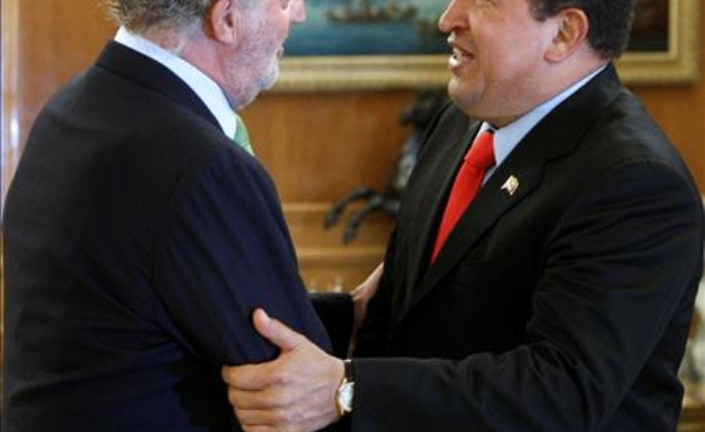 Saludo entre Don Juan Carlos y el Presidente Chávez