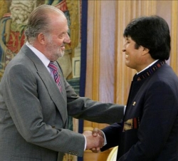 Saludo entre Don Juan Carlos y el Presidente Morales en el encuentro celebrado en el Palacio de La Zarzuela