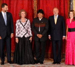 Los Reyes y los Príncipes, con el Presidente Morales, momentos antes de la cena en el Palacio Real de Madrid