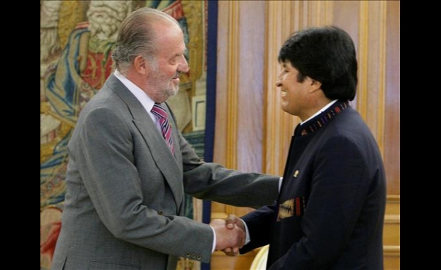 Saludo entre Don Juan Carlos y el Presidente Morales en el encuentro celebrado en el Palacio de La Zarzuela