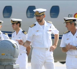 El Príncipe de Asturias conversa con los oficiales durante su visita a la Base Naval de Rota