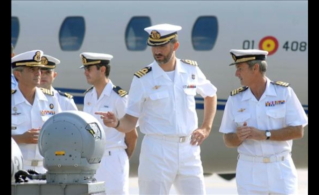 El Príncipe de Asturias conversa con los oficiales durante su visita a la Base Naval de Rota