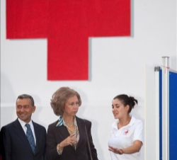 Su Majestad la Reina, acompañada por el presidente del Gobierno de Canarias, Paulino Rivero, durante su visita al Centro Logístico de Ayuda Humanitari