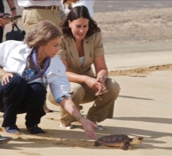 Doña Sofía, acompañada por la consejera de Medio Ambiente del Cabildo, NataliaÉvora, durante su participación en la suelta de tortugas