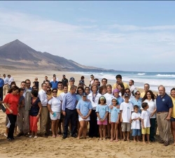 La Reina, junto a voluntarios y autoridades, en la playa de Cofete