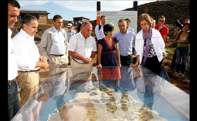 La Reina, acompañada por el presidente del Gobierno canario, Paulino Rivero, y la delegada del Gobierno en Canarias, Carolina Darias, atiende a las ex
