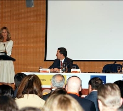 Su Majestad escucha las palabras de la ministra de Ciencia e Innovación, Cristina Garmendia